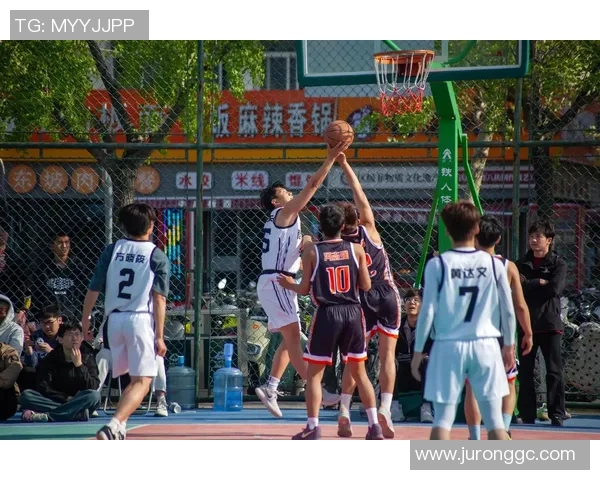 帅气篮球瞬间捕捉展现运动魅力与青春活力的精彩画面
